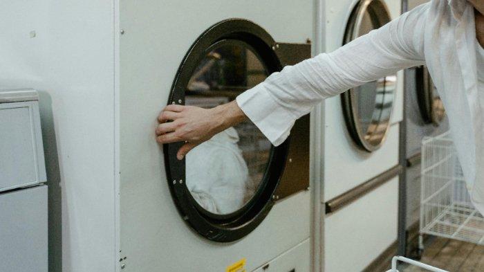 Hindari penggunaan mesin pengering yang memiliki suhu tinggi untuk mengeringkan hoodie