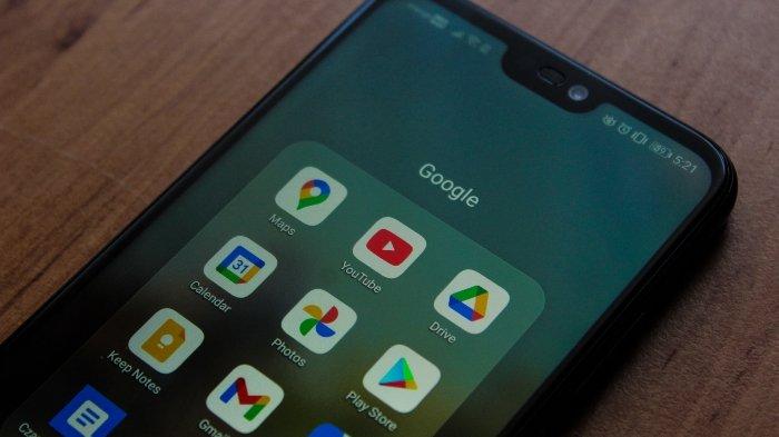 Ilustrasi aplikasi Google Foto atau Photos yang terpasang di sebuah perangkat HP
