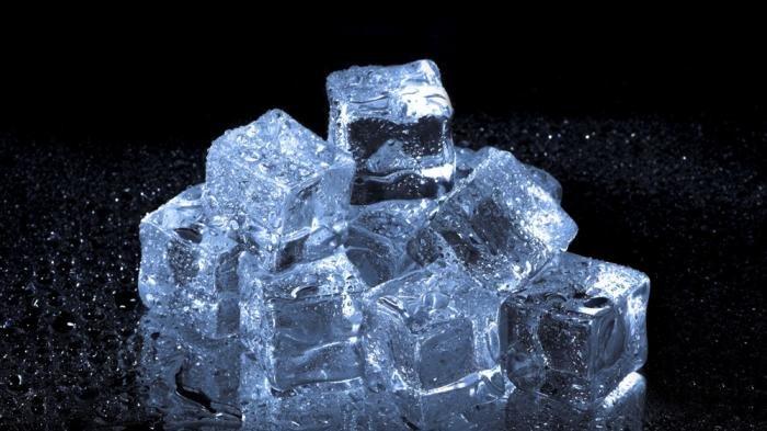 Ilustrasi es batu yang sudah sewajarnya akan segera mencair setelah dikeluarkan dari freezer