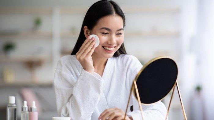 Ilustrasi wanita sedang melakukan skincare routine.
