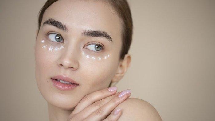 Ilustrasi seorang wanita menggunakan produk eye cream dengan kualitas terbaik untuk mengatasi masalah mata panda.