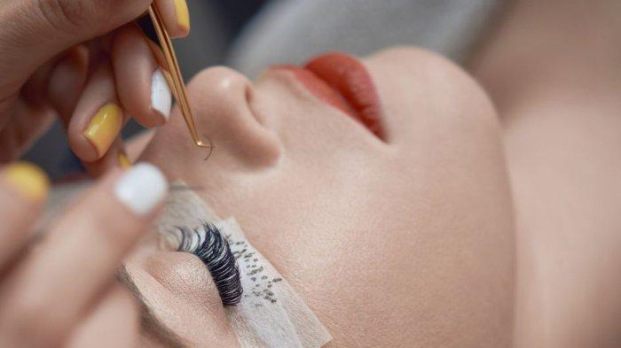 Risiko pemakaian eyelash extension abal-abal pada kelopak mata.