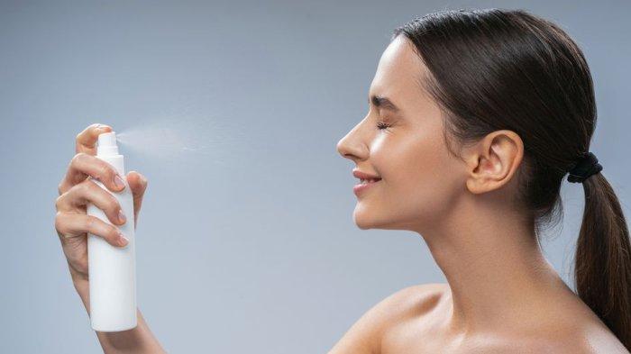 Ilustrasi wanita menggunakan face mist.