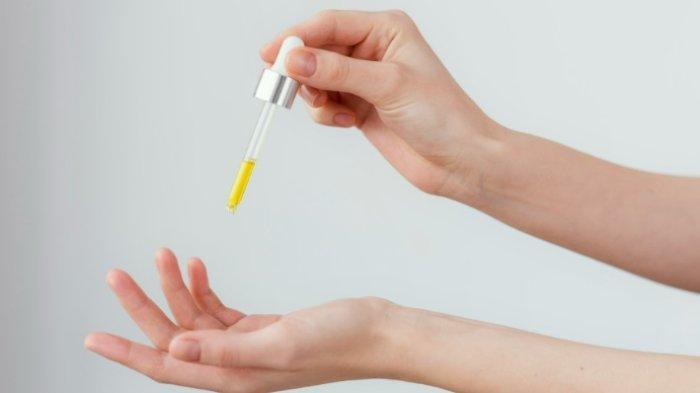 Ilustrasi menggunakan face oil berkualitas untuk merawat kulit wajah.