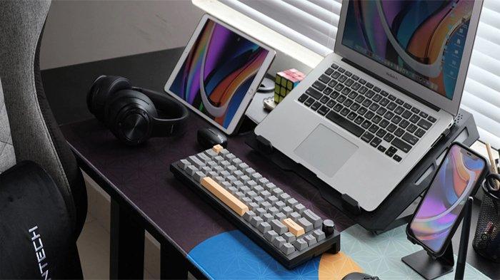 Ilustrasi pemasangan sejumlah periferal, macam keyboard eksternal di laptop