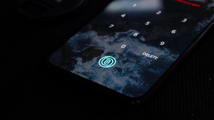 Ilustrasi HP dengan sensor fingerprint di layar