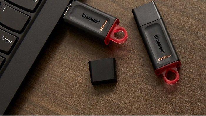 Ilustrasi USB flashdisk digunakan sebagai bootable media yang sedang tercolok ke laptop