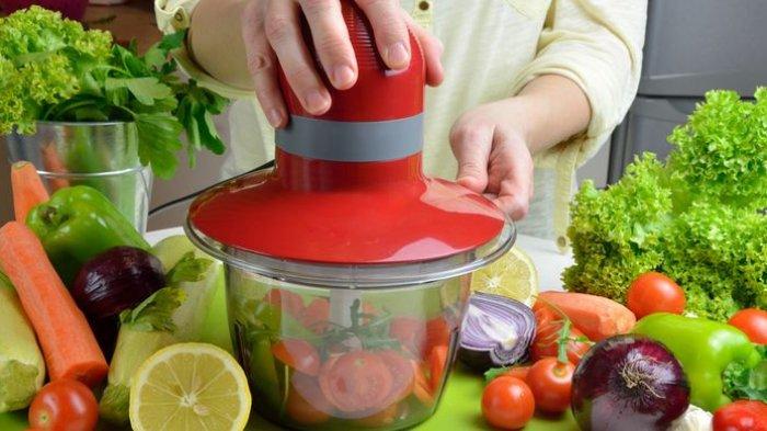 Food processor sering kali disamakan dengan blender, padahal kedua benda tersebut mempunyai ukuran dan komponen berbeda, pisau dalam food processor juga tak sama dengan blender.