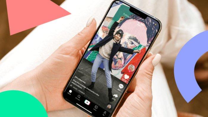Ilustrasi tampilan FYP TikTok di HP