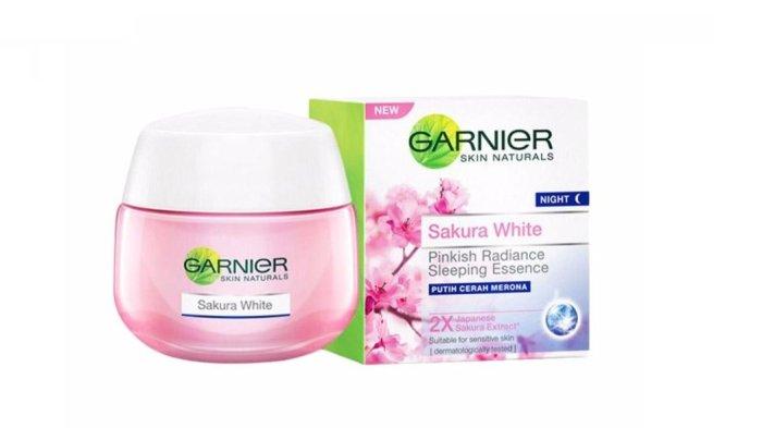 Skincare yang mengandung ekstrak bunga sakura.