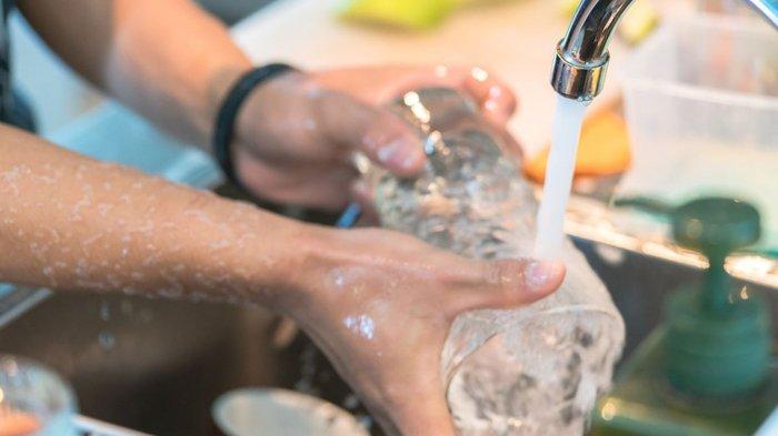 Gelas kaca yang kusam bisa dibersihkan dengan berbagai cara mudah.
