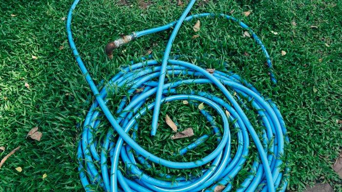 Gulung dan tekan selang air untuk mengembalikan kelenturan