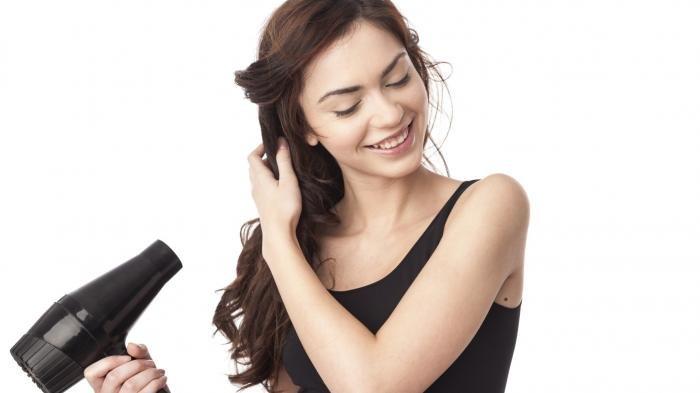 Hair dryer bisa kamu manfaatkan untuk mengatasi telinga yang kemasukan air.