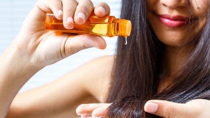 Ilustrasi wanita menggunakan hair oil.