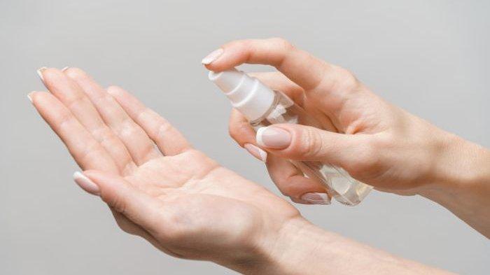 Ilustrasi hand sanitizer yang bisa bantu atasi noda tinta di seragam putih.