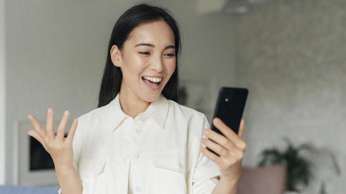Ilustrasi orang yang mengecek harga produk lewat official store di onlineshop.
