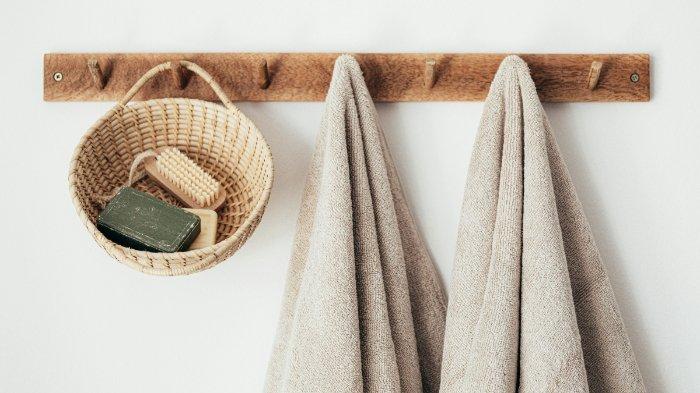 Jangan menggantung handuk basah di kamar mandi