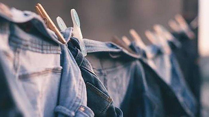 Harap menjemur celana jeans dalam keadaan terbalik supaya tidak mudah pudar.
