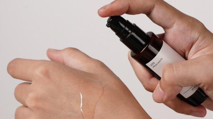 salicylic acid yang juga terkenal aman untuk kulit berjerawat dan bisa membantu mengatasinya.