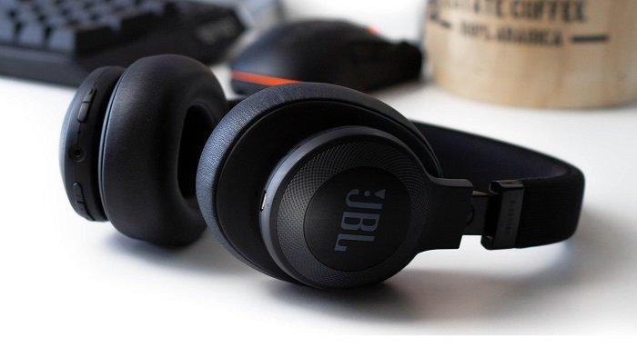 Ilustrasi earpad headset bluetooth yang kondisinya bersih, nyaman digunakan