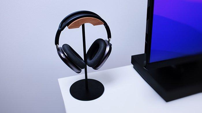 Ilustrasi headset bluetooth yang digantung pada stand agar tidak membuat port charging cepat rusak