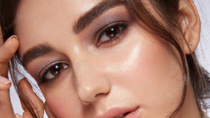 Mengurango penggunaan highlighter saat kamu memakai lip gloss.