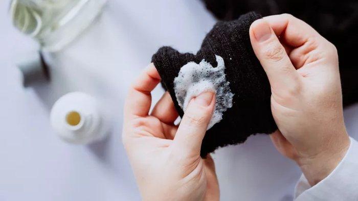 Bersihkan pakaian wol dari noda secara langsung agar noda tidak mengering