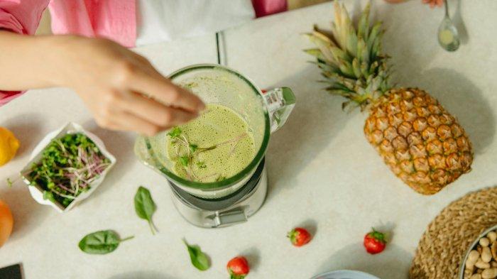 Hindari memasukkan makanan panas ke dalam blender