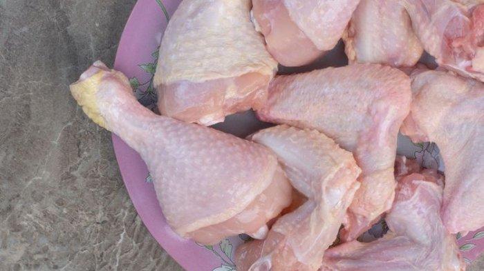 Hindari mencuci daging ayam mentah saat akan disimpan, selain itu potong terlebih dahulu sebelum disimpan.