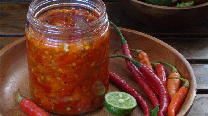 Hindarkan menyimpan saus sambal di dalam kulkas jika ingin tetap awet.