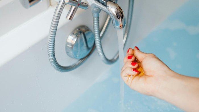 Ilustrasi air hangat yang bisa dimanfaatkan untuk mengatasi kolor longgar pada celana dalam