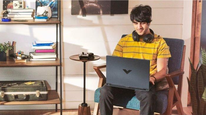 Ilustrasi pengguna laptop yang berada di ruang tengah rumah