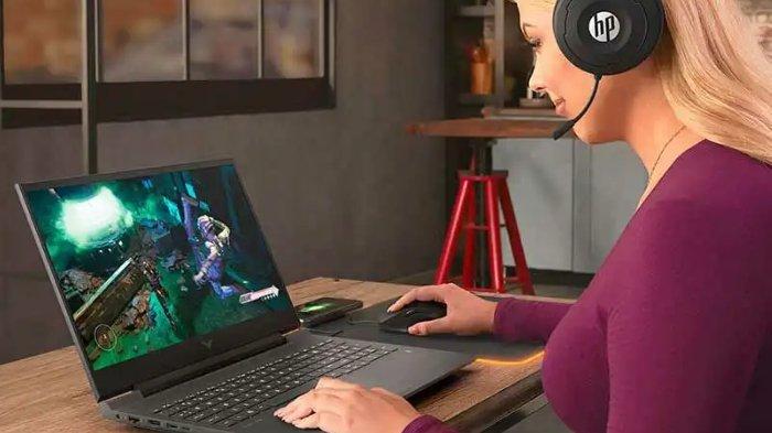 Ilustrasi bermain game di laptop dengan mouse eksternal berkabel