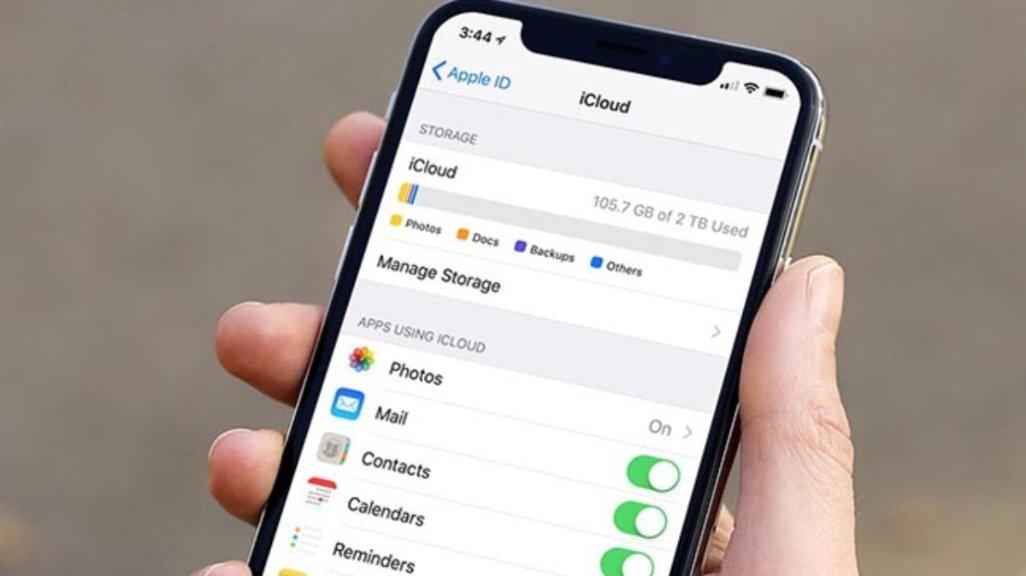 Ilustrasi mencadangan data iPhone ke iCloud