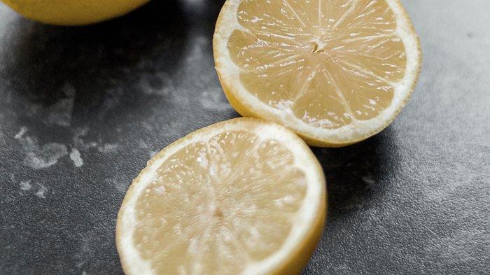 Ilustrasi lemon yang diperas diambil airnya untuk membersihkan kerak putih pada teko.