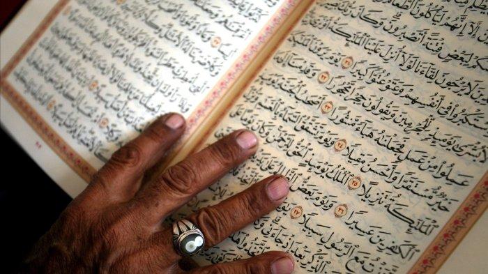 Ilustrasi membaca Al-Quran, salah satu ibadah di bulan Ramadan