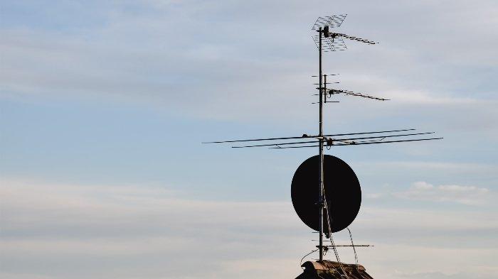 Ilustrasi pemakaian antena outdoor untuk dipakai di luar ruangan