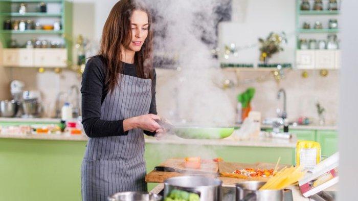 Ilustrasi asap masakan yang bisa meninggalkan bau di dapur, bisa diatasi dengan penggunaan cooker hood.