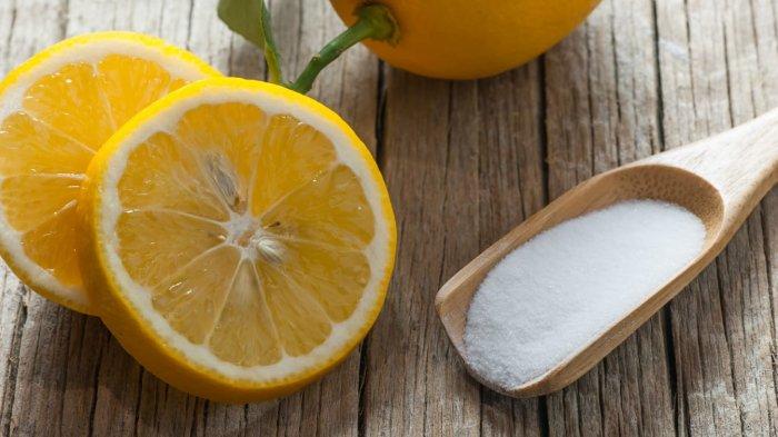 Perpaduan air Lemon dan Garam dapat membantu mengatasi noda di lubang kloset.