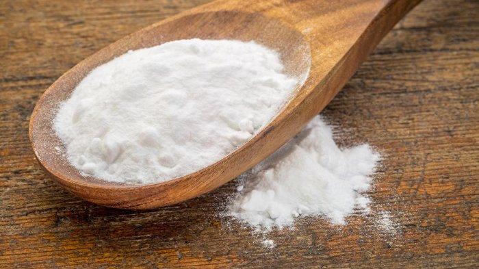 Ilustrasi baking soda yang bisa membantu mengatasi masalah endapan lumpur dan noda di sela lantai.