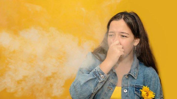Ilustrasi bau asap rokok di ruangan yang bisa mengganggu kenyamanan, atasi dengan exhaust fan.