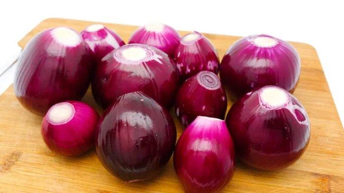 Ilustrasi bawang merah untuk berbagai keperluan rumah tangga, termasuk membersihkan karat di permukaan pisau