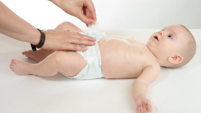 Ilustrasi bayi yang sedang diganti popok