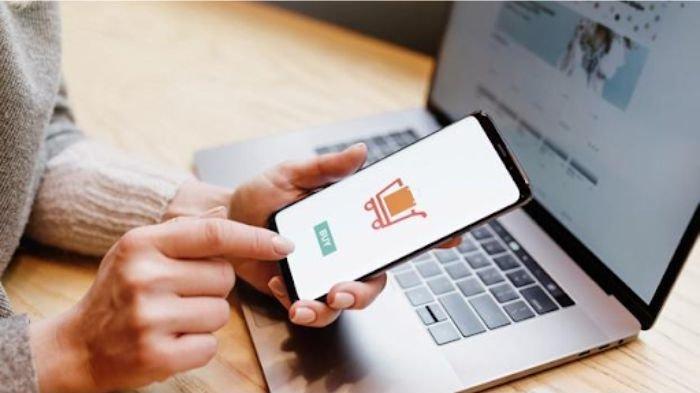 Ilustrasi belanja online lewat handphone