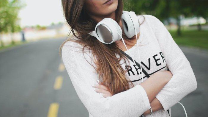 Ilustrasi seorang wanita mengenakan headphone