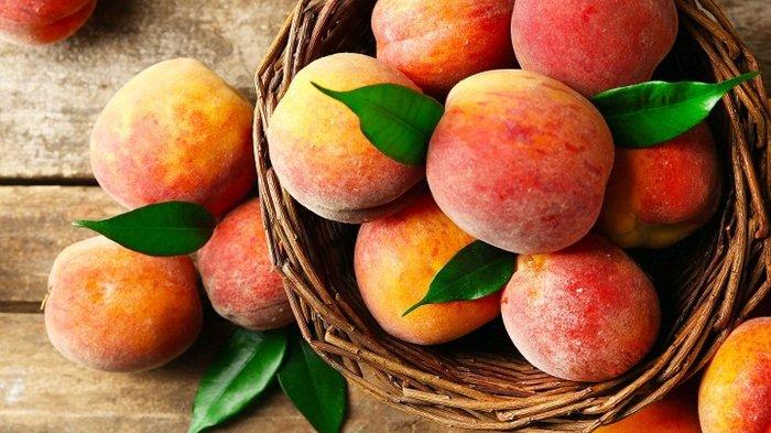 Ilustrasi buah peach yang sebaiknya tidak disimpan di dalam kulkas.