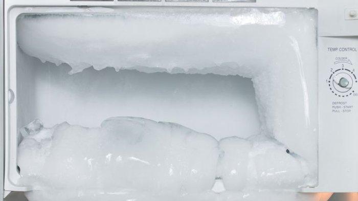 Ilustrasi freezer kulkas yang ditumpuki terlalu banyak bunga es