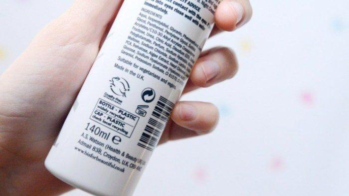 Ilustrasi Cek Label Kemasan skincare