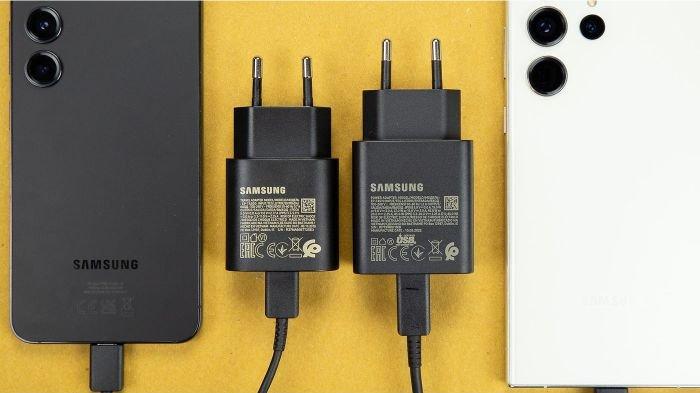 Ilustrasi mengecas baterai HP dengan charger bawaan
