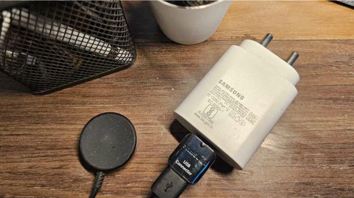 Ilustrasi charger HP SAMSUNG